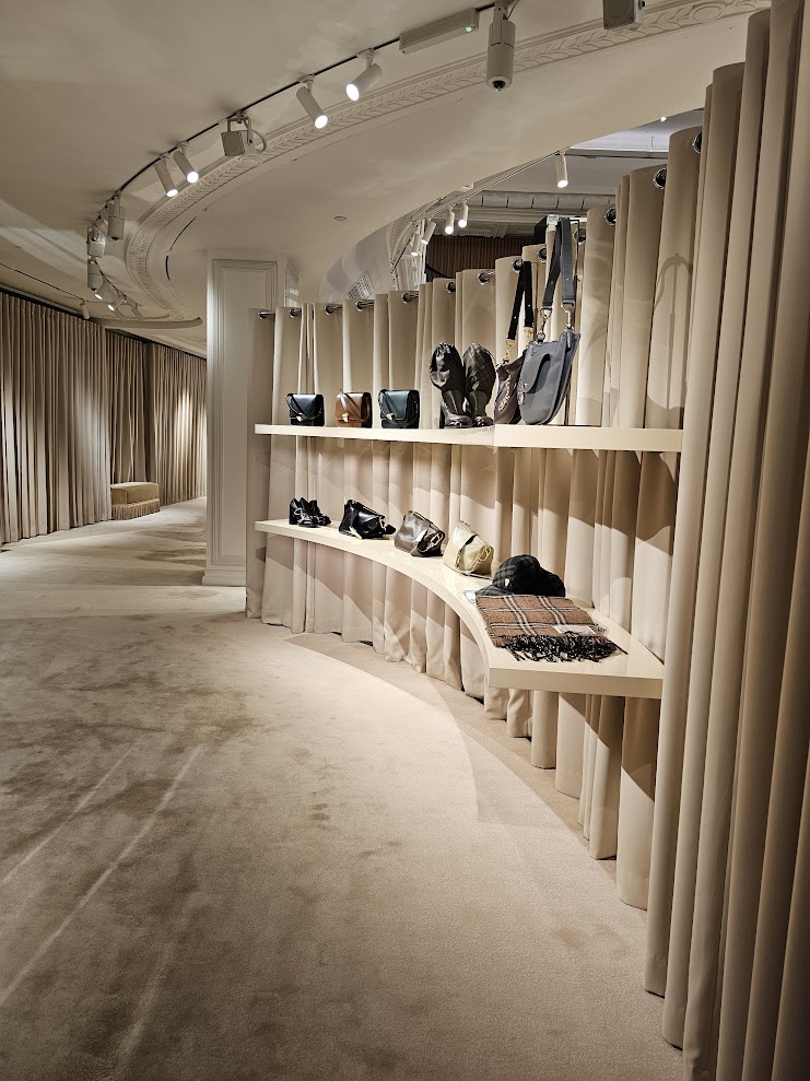 Ronde display wanden in een winkel